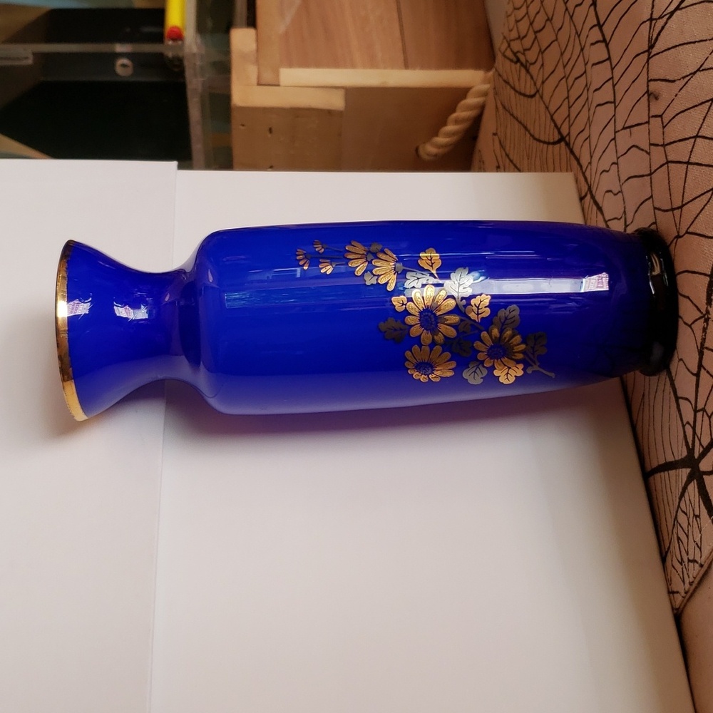 Vtg vase 8in blue colored glass